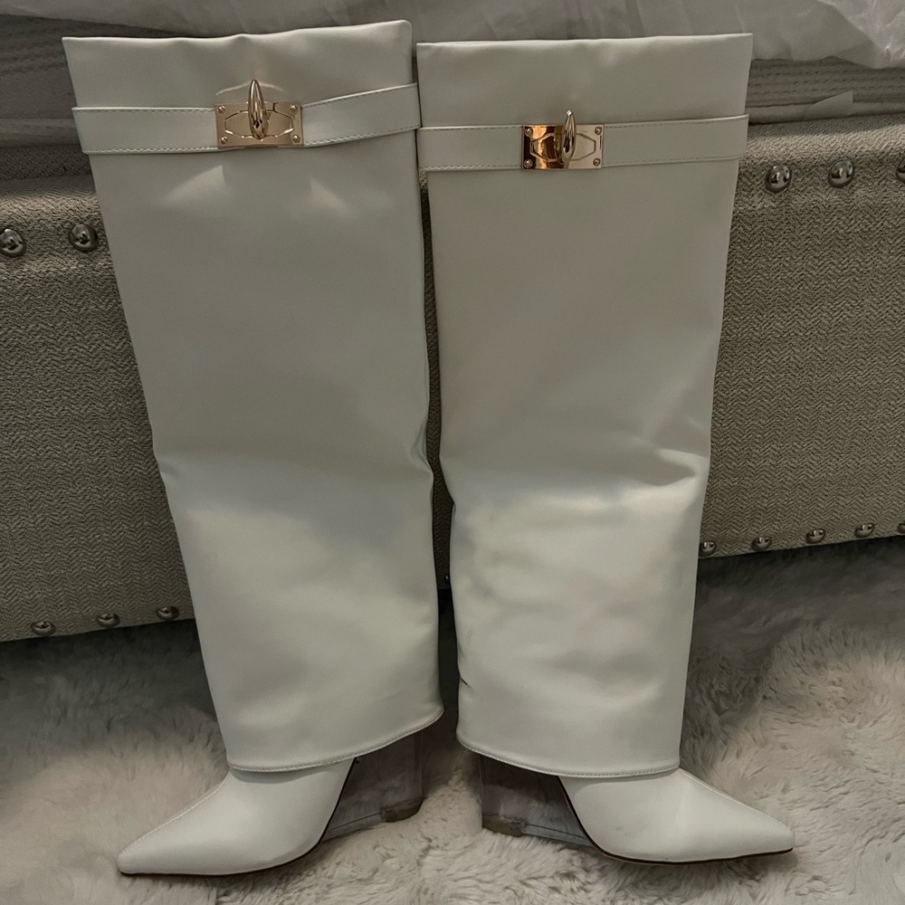 Elegant White Heeled Boots